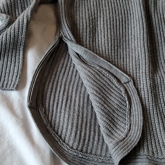 Ribbed Turtleneck Sweater - Picture 5 of 8